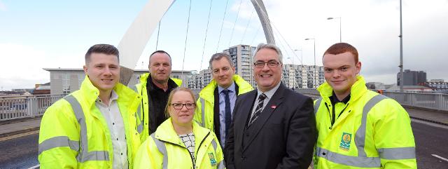 Councillor Frank McAveety meeting with staff from the roads team 